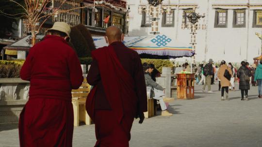 西藏大昭寺僧侣走路视频素材模板下载