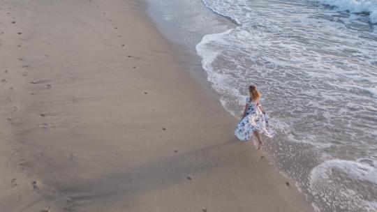 女人在海滩上奔跑