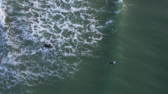 冲浪者在海面上冲浪