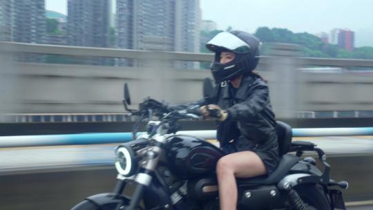 女骑手城市骑行穿梭