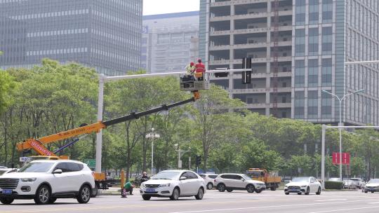 维修安装交通红绿灯的工人
