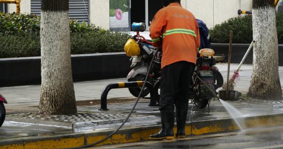 路面养护环卫工人清洗路面劳动劳作