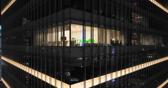 上海陆家嘴写字楼晚上开灯加班的办公室