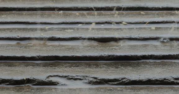 雨滴落在水泥台阶缝隙里03