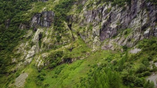 瑞士阿尔卑斯山陡峭落基山的无人机拍摄。空中拍摄