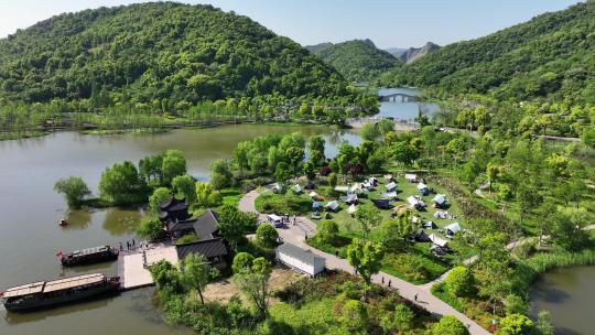 航拍五一假期春游杭州铜鉴湖公园露营营地