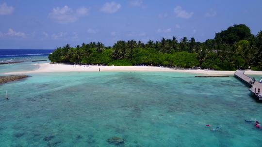 沙滩背景的海滨海滩全景