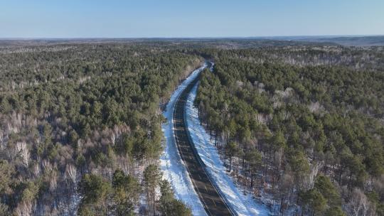 原创 黑龙江大兴安岭雪原森林公路航拍景观