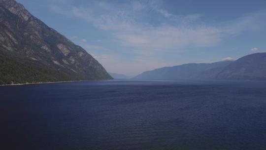 阿尔泰山脉与蓝天之间的Teletskoye湖视频素材模板下载