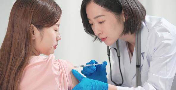 精品 · 实拍医生给女性接种疫苗