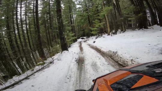 越野车ORV冬季森林雪地驾驶