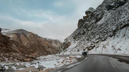 西藏旅游317国道车窗外落石飞石路段视频素材模板下载