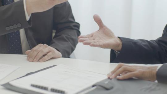 商人签署合同握手达成协议实现共赢