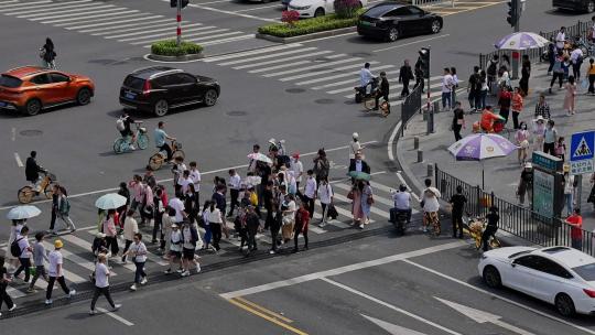 城市路口斑马线人群过马路景观