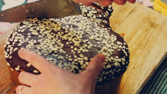 女人用刀切巧克力蛋糕的波浪效应