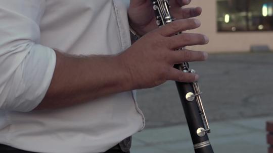 音乐家在街头演奏单簧管特写镜头