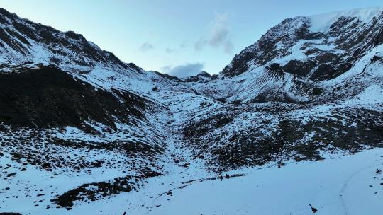 那玛峰C1营地航拍傍晚的贡嘎山区雪山风光