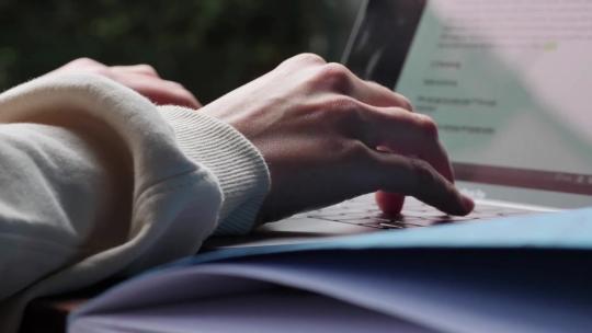 一位女性在笔记本电脑上打字书写文案特写视频素材模板下载
