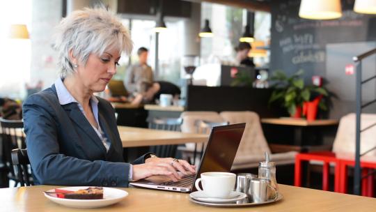女人在咖啡馆用电脑工作