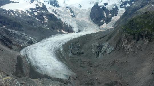 飞越瑞士阿尔卑斯山雄伟的莫特拉奇冰川。