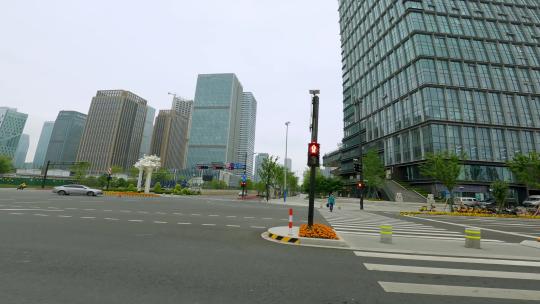 白天杭州市滨盛路车左行车空镜视频素材模板下载