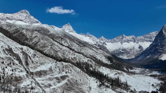 航拍阿坝四姑娘山双桥沟景区雪山群峰风光