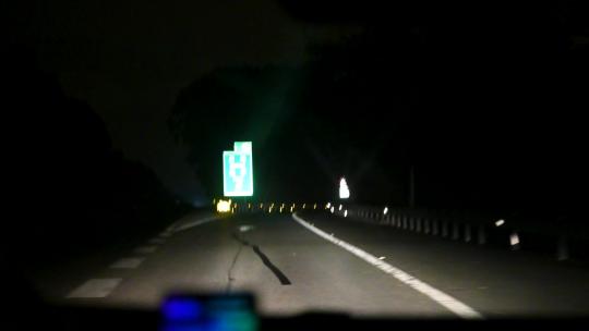 高速路上夜晚车辆行驶内部视角