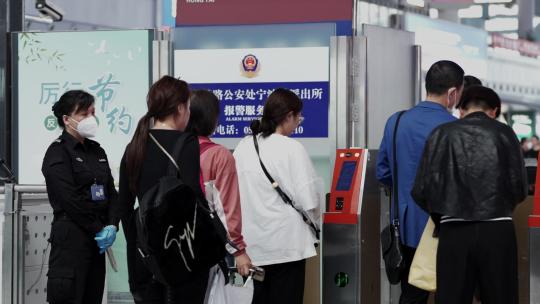 宁波火车站自助验票机前排队验票的乘客