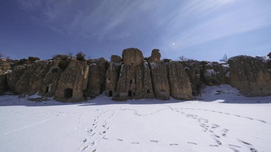 古代岩石雕刻定居点。早期基督教时期。冬天有雪。
晴天。4K。
基利斯