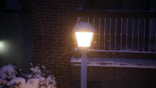 下雪时的街灯