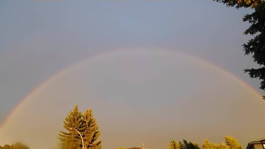 彩虹在天空中形成拱形