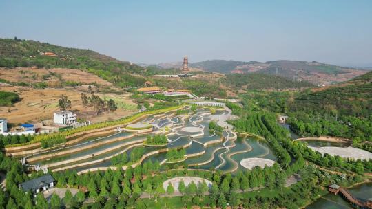 航拍云南省弥勒市锦屏山风景区五彩云池