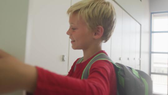 男孩在学校关闭储物柜和微笑的视频