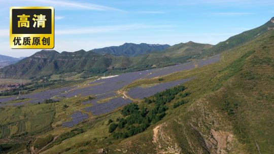 航拍山上太阳能光伏板发电站山地光伏太阳能