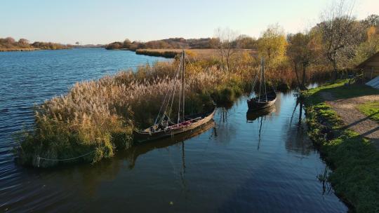 湖边航拍，古船