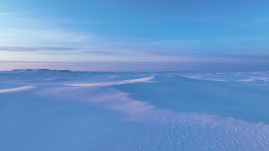 航拍夕阳照耀下的4K草原雪景