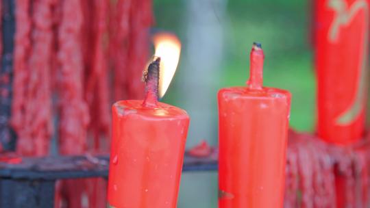 红蜡烛寺庙香火蜡烛燃烧生格意境视频素材模板下载