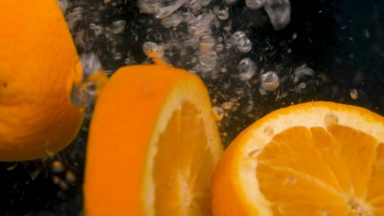 橙子片落在水中