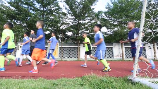 小学生跑步奔跑踢足球