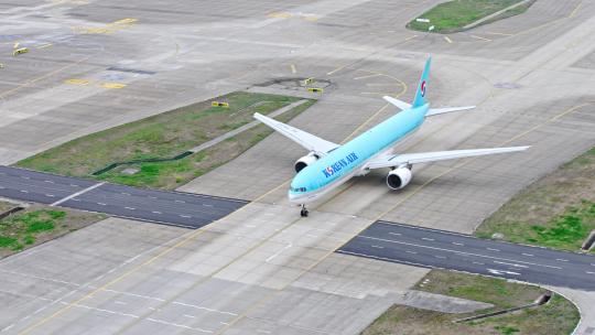 韩国航空飞机在浦东机场跑道滑行