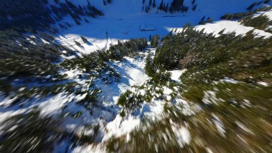 FPV无人机航拍瑞士冬日雪山河流树林度假屋