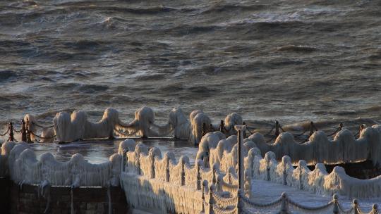 威海高区金海湾国际饭店栈桥上海冰与海浪