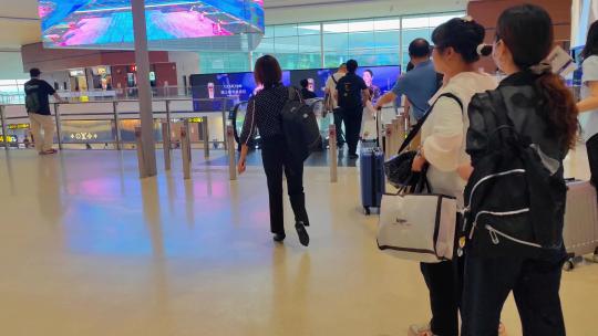 四川成都天府国际机场航站楼的旅客延时