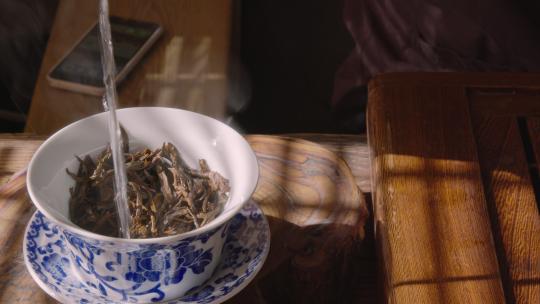 用盖碗冲泡中国茶视频素材模板下载