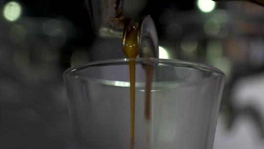 咖啡馆咖啡机的倒在杯子里视频素材模板下载