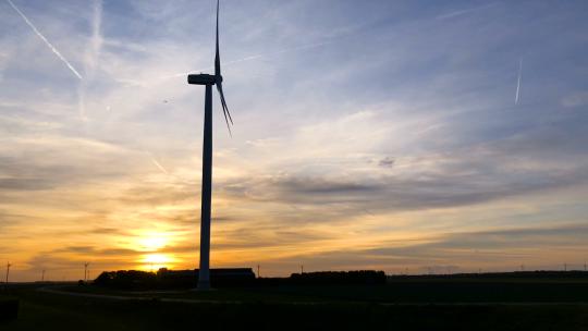 日落时旋转的风力涡轮机视频素材模板下载