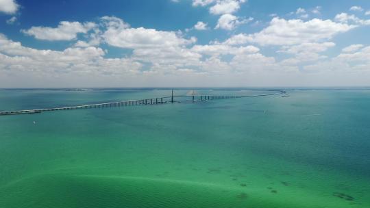 美国佛罗里达州坦帕湾阳光天桥鸟瞰图——无人机拍摄视频素材模板下载