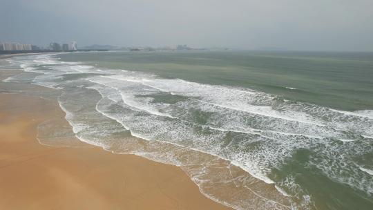 俯瞰东山岛沙滩海岸线海浪自然风光