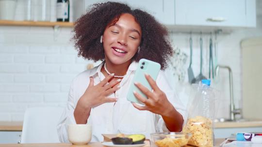 女人吃早餐时打电话视频视频素材模板下载