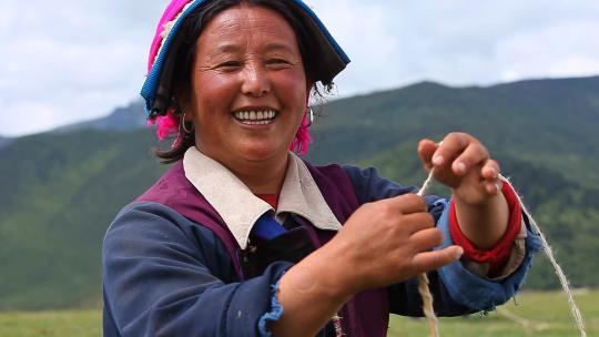 藏族妇女纺线织布劳作手工生活干活